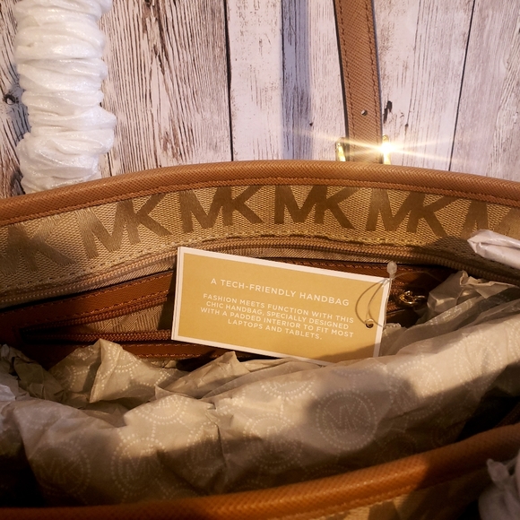 NWT Michael Kors Tote Purse Tech Friendly - Picture 2 of 6